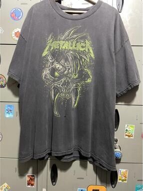 Metallica green skull graphic metal band tee thrashed 25x29